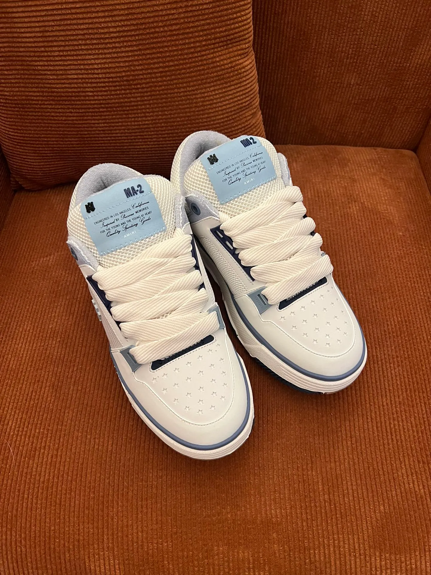 p620💰Men's shoes Amiri Emile's 2023 spring and summer new MA-1 bread shoes, couple models, casual sports shoes, sneakers Amiri gave up the rock punk style in the new season and used a large number of unsaturated colors, Morandi tones, whether you see or wear them, it will make people very happy. The large tongue of the bread shoes continues, shortens the length of the shoe body, thickens the midsole, and the toe part is more rounded. Amiri's brand letters and MA logo appear on the side of the shoe. Fabric: Original customized imported first-layer cowhide + mesh. Lining: Original customized breathable towel lining. Outsole. Foam combination material. Bottom thickness: 4CM. Size: Men's 39-45